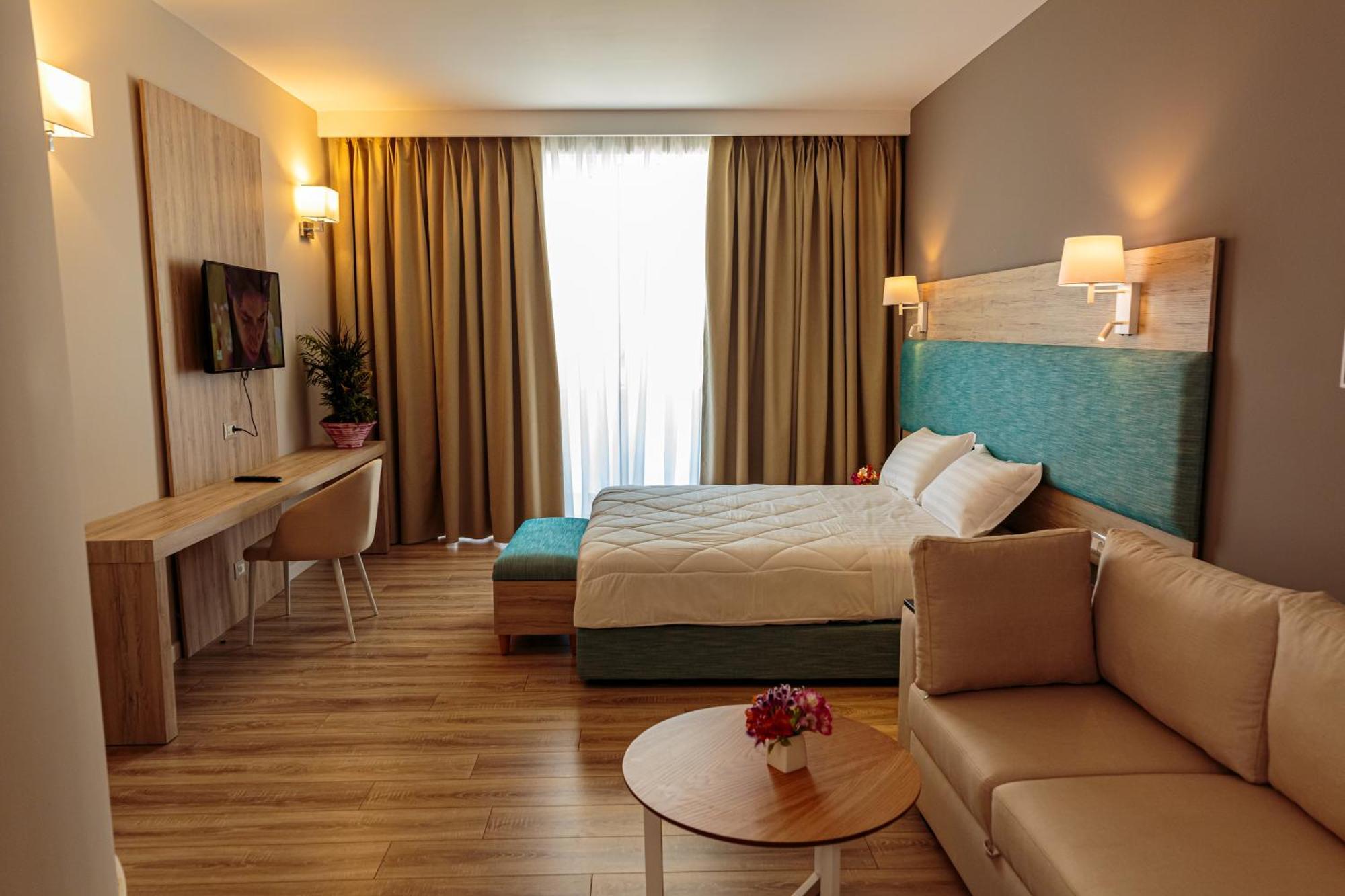 Regina Blu Hotel Radhime Exterior photo